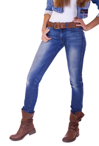 Вид спереди стоящей женщины-модели в джинсах с коричневыми ботинками Лицензионные Стоковые Фото
