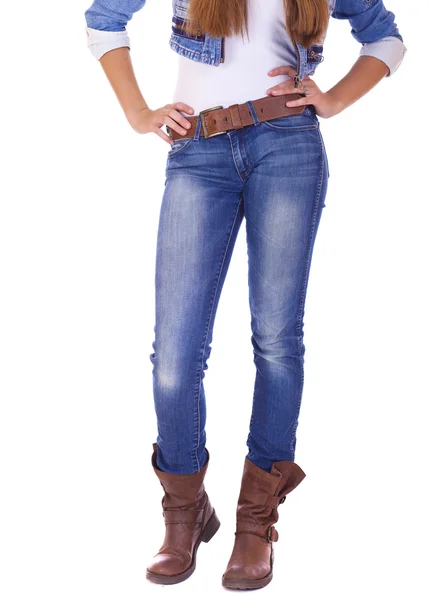 Вид спереди стоящей женщины-модели в джинсах с коричневыми ботинками Лицензионные Стоковые Фото
