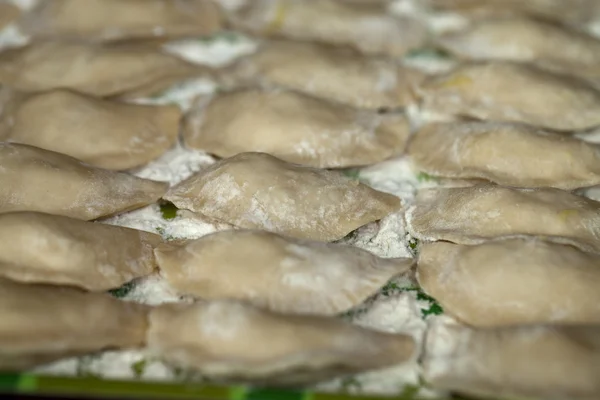 Cozinhar varenyky ucraniano com cerejas — Fotografia de Stock