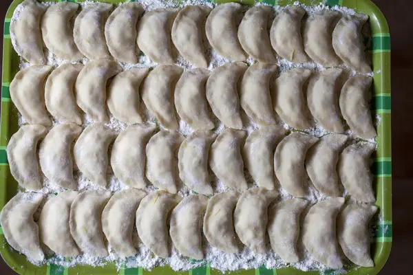 Cozinhar varenyky ucraniano com cerejas — Fotografia de Stock