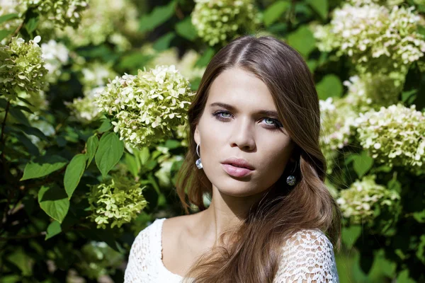 Porträtt av vacker ung brunett kvinna i våren blossom — Stockfoto