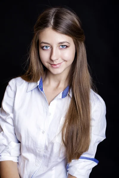 Retrato de una hermosa joven con camisa blanca — Foto de Stock