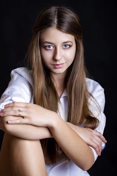 Portret van mooie jonge vrouw in wit overhemd — Stockfoto