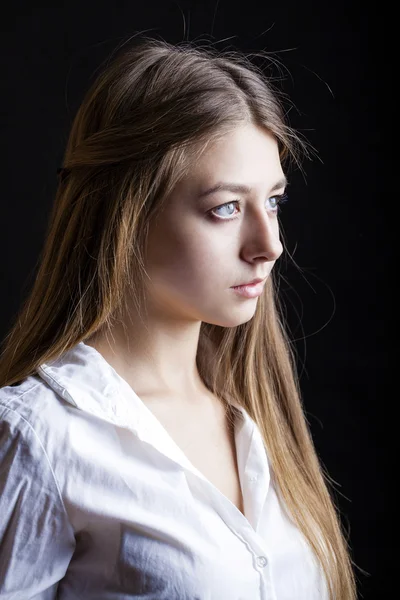 Retrato de una hermosa joven con camisa blanca —  Fotos de Stock