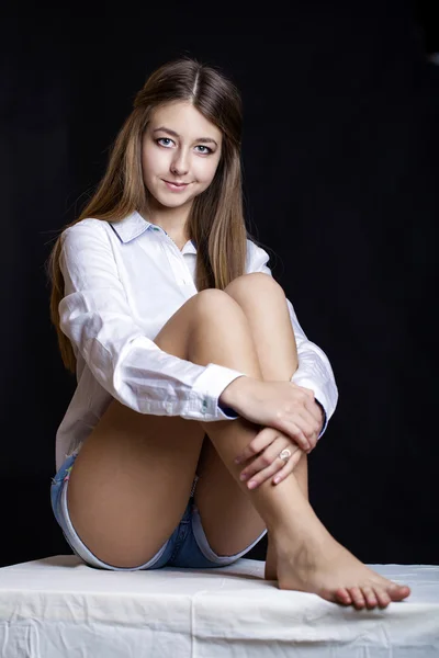 Menina atraente jovem em estilo casual, isolado no backgro preto — Fotografia de Stock