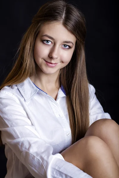 Retrato de una hermosa joven con camisa blanca — Foto de Stock