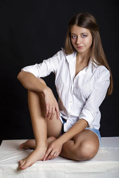 Joven chica atractiva en estilo casual, aislado en backgro negro —  Fotos de Stock