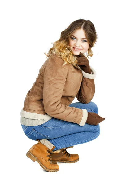 Menina bonita nova em um casaco de pele de carneiro de couro e jeans azul — Fotografia de Stock