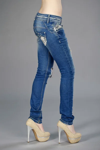 Вид сзади, часть тела женские синие джинсы — стоковое фото