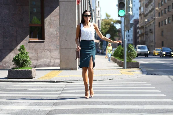 Mulher de negócios atravessando a estrada fora — Fotografia de Stock