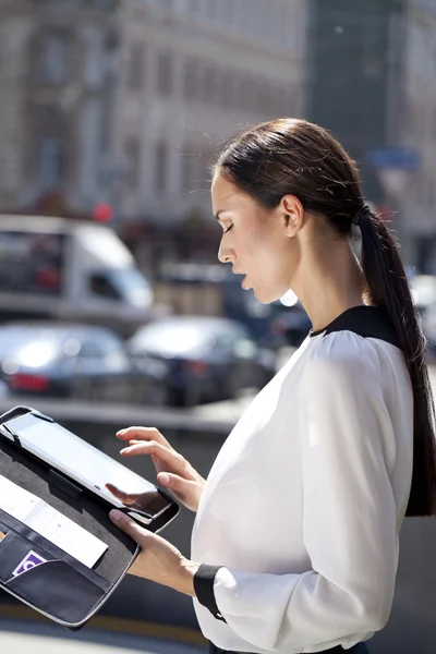 Vackra business woman reading anteckningar — Stockfoto