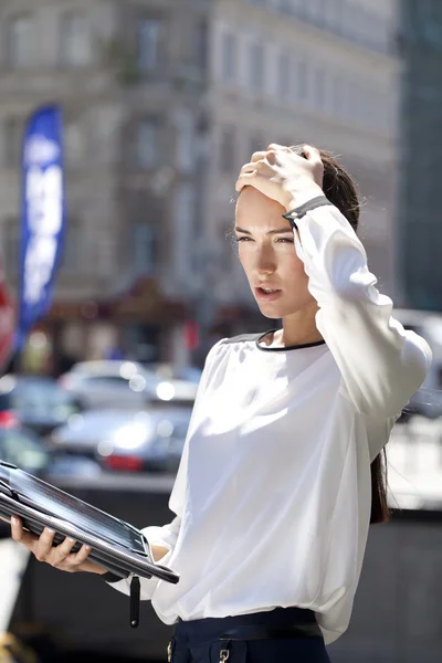 Vackra business woman reading anteckningar — Stockfoto