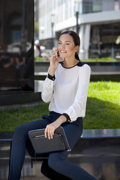 Hermosa mujer de negocios hablando por teléfono móvil — Foto de Stock