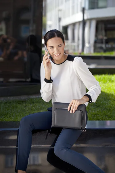 Beautiful business woman talking on mobile phone — Stock Photo, Image