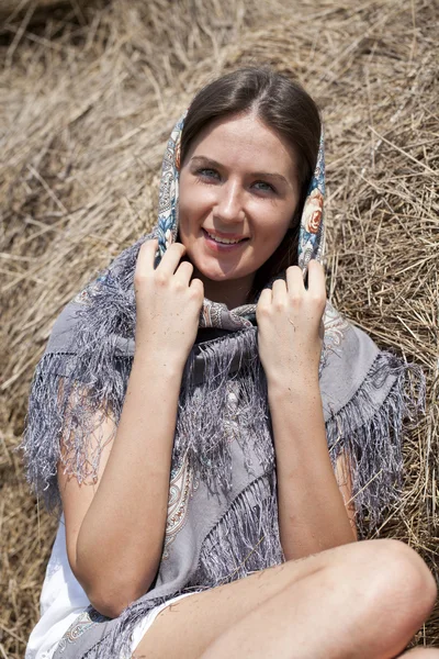 Porträt einer schönen jungen Frau mit blauem Schal — Stockfoto