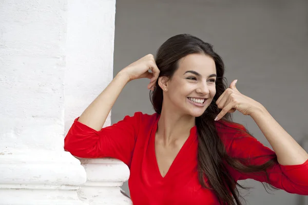 Mulher bonita fazendo um chamado me gesto — Fotografia de Stock