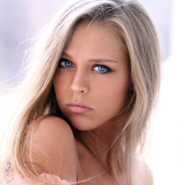 Jong mooi blond vrouw — Stockfoto