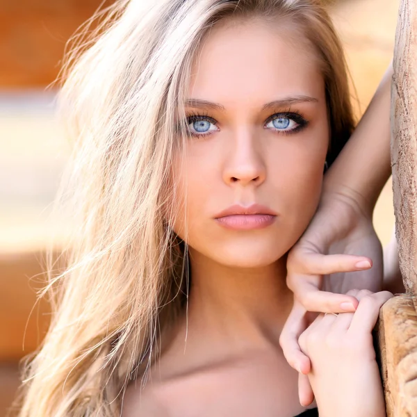 Jong mooi blond vrouw — Stockfoto