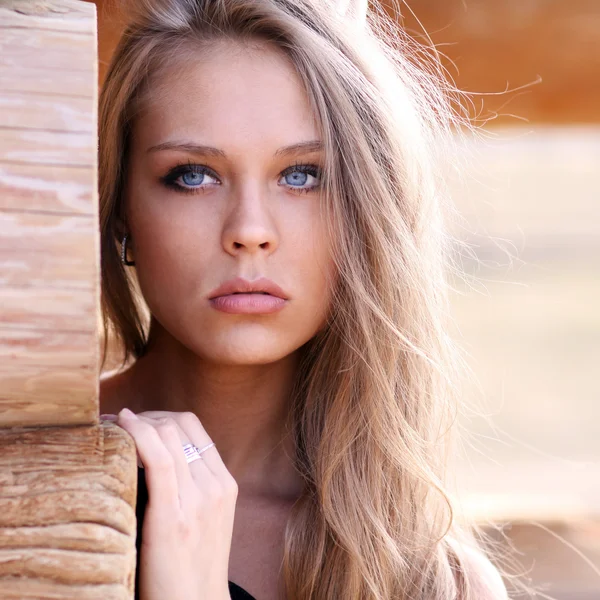 젊고 아름다운 금발 여성 — 스톡 사진