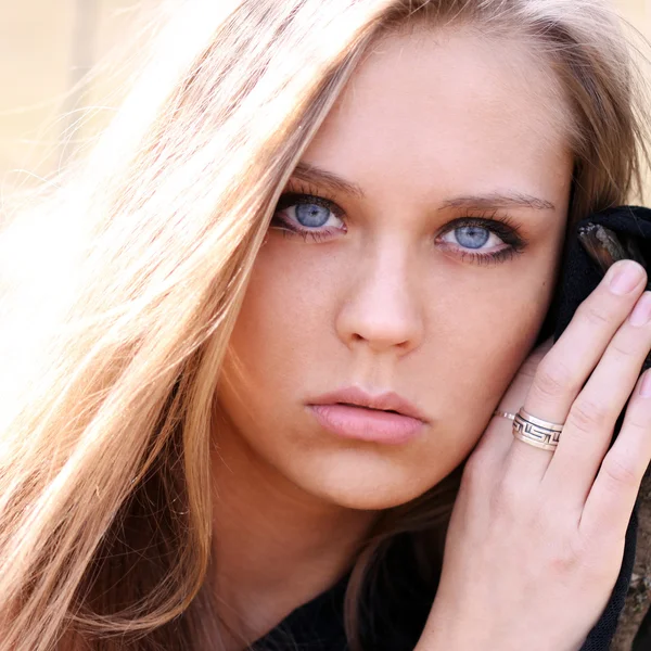 Genç, güzel sarışın kadın.