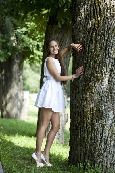 Gelukkig jonge model in witte sexy jurk — Stockfoto