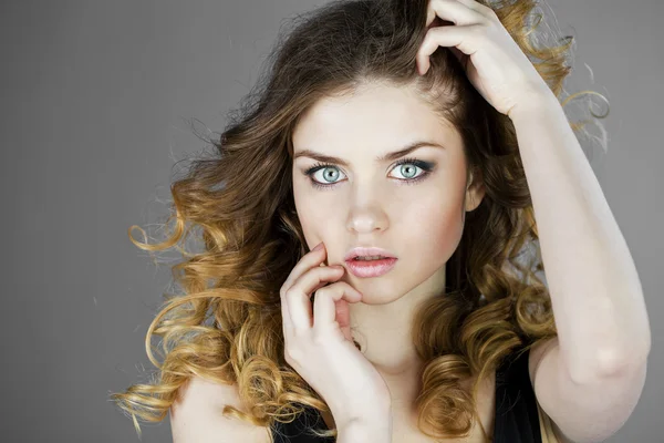 Portrait de beauté de jeune femme blonde, isolée sur fond gris — Photo