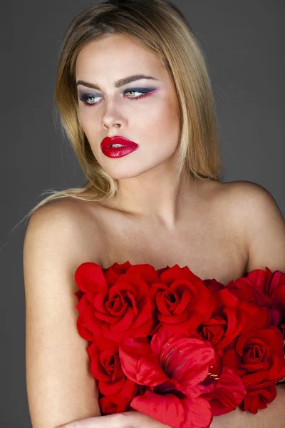 Retrato de moda de mujer rubia sensual con peinado —  Fotos de Stock
