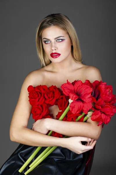 Retrato de moda de mulher loira sensual com estilo de cabelo — Fotografia de Stock