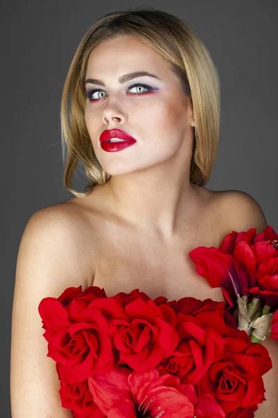 Mode portret van sensuele blond meisje met kapsel — Stockfoto