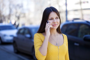 Sarı elbiseli telefon ederken mutlu güzel kız 