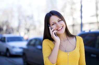 Sarı elbiseli telefon ederken mutlu güzel kız 