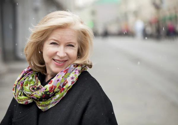 Nisan ayı ortalarında, mutlu portre bir yaşlı b beklenmeyen kar yağışı