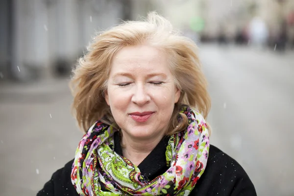 Unexpected snowfall in mid-April, happy portrait of an elderly b — Stock Photo, Image