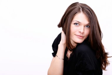 Mutlu genç bir kadının yakın plan portresi. 