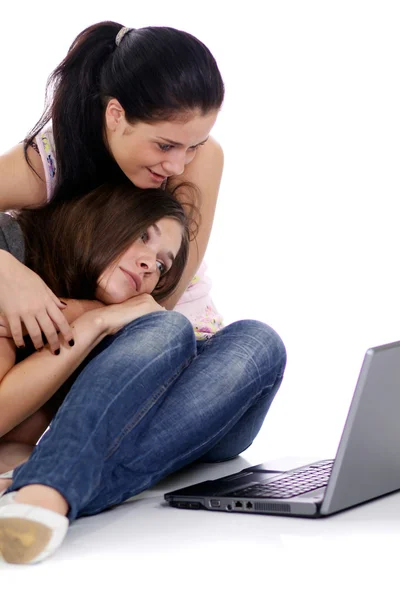 Twee jonge vrouwen met behulp van laptop — Stockfoto
