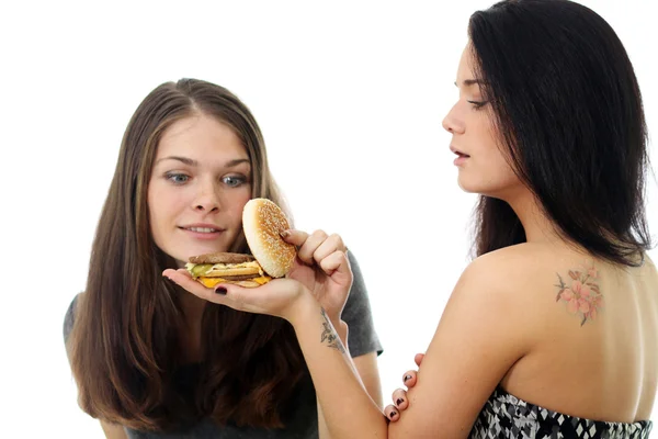2 人の女の子 1 つサンドイッチを分割します。 — ストック写真