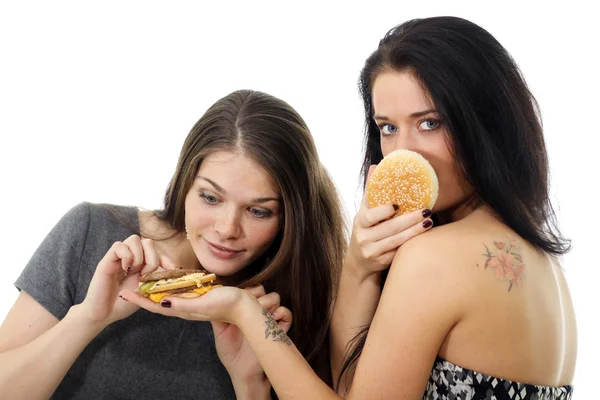 Duas meninas dividem um sanduíche — Fotografia de Stock