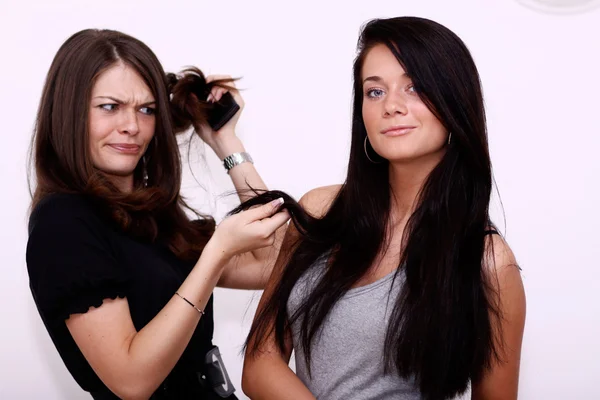 Пара жінок - коричневе волосся проти брюнетки — стокове фото