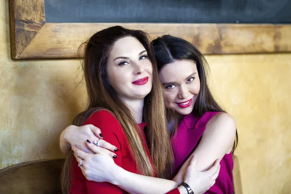 Två unga kvinnor med lunch bryta ihop — Stockfoto
