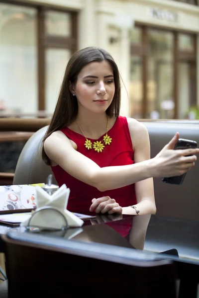 Selfie, Joven hermosa chica fotografiada en un teléfono celular —  Fotos de Stock