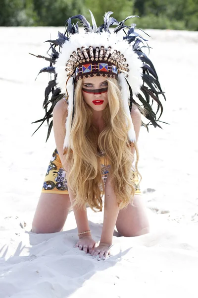 Blondynką ubraną w kostium indian amerykańskich — Zdjęcie stockowe