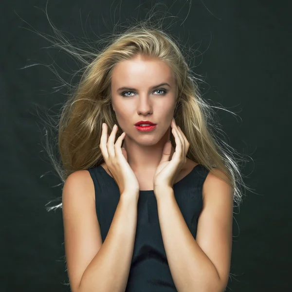 Retrato de una mujer joven y bonita —  Fotos de Stock