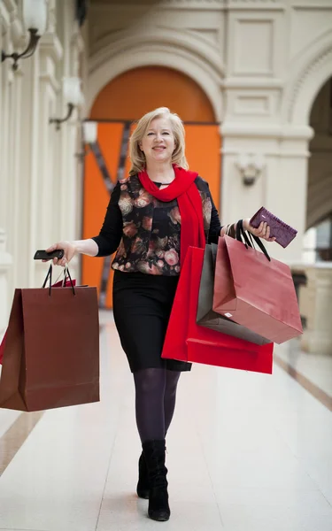 Starsza kobieta szczęśliwa z torby na zakupy — Zdjęcie stockowe