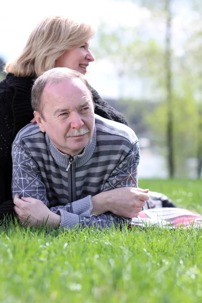 Portrait of a happy mature couple outdoors — Stock Photo, Image