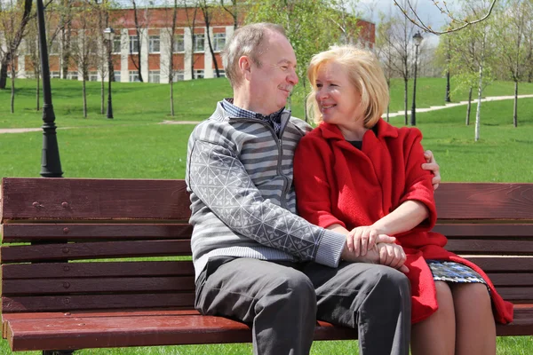 Portrait d'un couple d'âge mûr heureux à l'extérieur — Photo