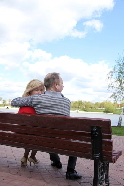 Retrato de una feliz pareja madura al aire libre — Foto de Stock