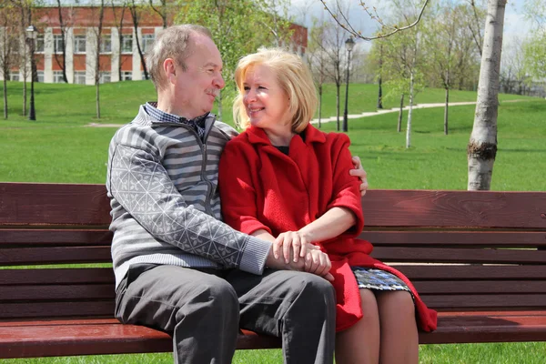 Portrait d'un couple d'âge mûr heureux à l'extérieur — Photo