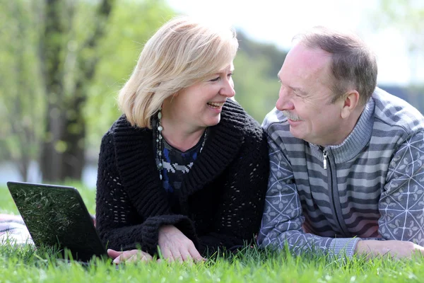 Portrait of a happy mature couple outdoors — Stock Photo, Image