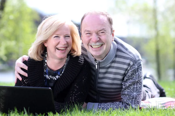 Portrait of a happy mature couple outdoors — Stock Photo, Image