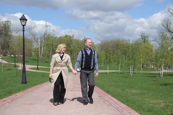 Portrait d'un couple d'âge mûr heureux à l'extérieur — Photo